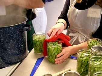 Photo of wiping the rim of the jar using a clean , damp cloth