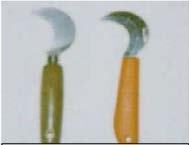 This picture show two blades as described in the previous paragraph. It compares traditional and ergonomically designed blades